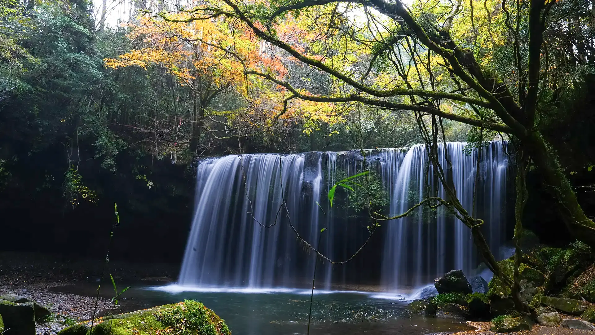 Nabegataki Falls in autumn